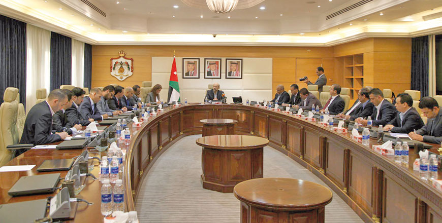 Prime Minister Omar Razzaz speaks to chief editors and journalists at the Prime Ministry on Tuesday (Petra photo)