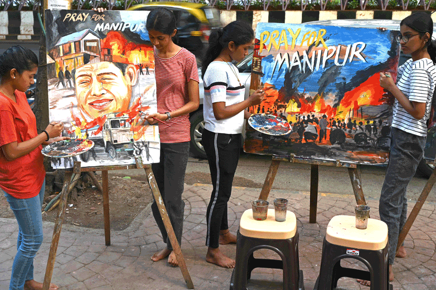 Art school students give final touches to paintings depicting the ongoing protest by tribal groups in India’s Manipur state, in Mumbai on Friday. Tribal groups were protesting against demands by the Meitei ethnic community to be included under the government’s ‘Scheduled Tribe’ category (AFP photo)
