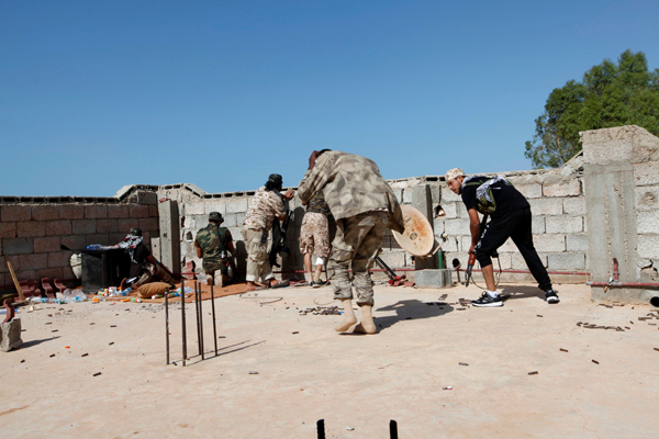Fighters from forces aligned with Libya’s new unity government are pictured on the rooftop of a house during clashes with the Daesh terror group militants in the Zaafran area in Sirte, Libya, June 30 (Reuters photo)