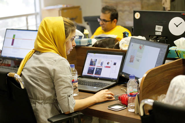 This file photo taken on July 9 shows Bamilo employees working at the e-commerce site's offices in the Iranian capital Tehran (AFP photo)