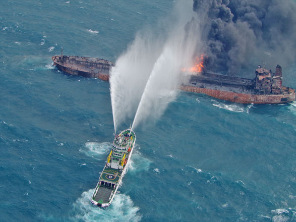 A rescue ship works to extinguish the fire on the stricken Iranian oil tanker Sanchi in the East China Sea on Wednesday (Reuters photo)