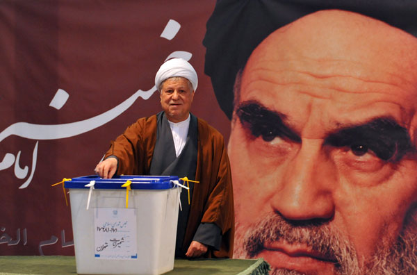 In this March 2, 2012 file photo, former president Akbar Hashemi Rafsanjani casts his ballot for the parliamentary elections in front of a portrait of late Iranian leader Ayatollah Khomeini at a polling station in Tehran, Iran (AP photo)