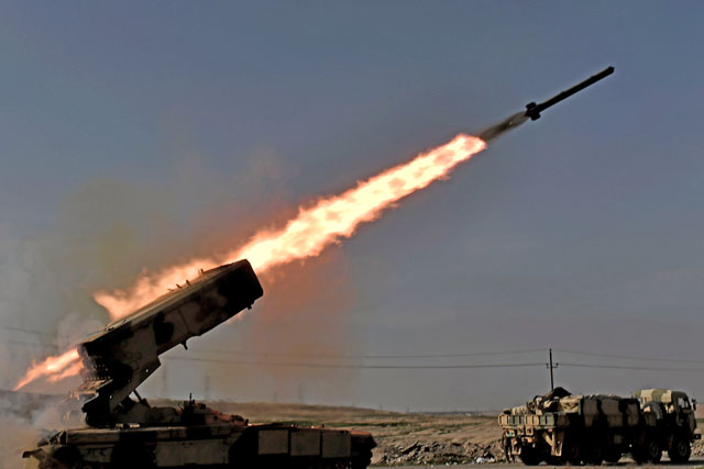 Iraqi troops fire a missile towards the Daesh group militants from the outskirts of Mosul as Iraqi forces battle against the group to recapture the west of the city on Tuesday (AFP photo)