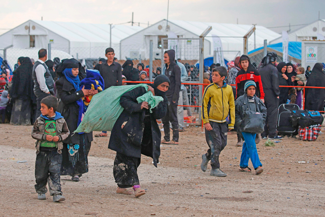 Displaced Iraqis, who fled Mosul due to the ongoing fighting between government forces and the Daesh militants, gather at the Hammam Al Alil camp, south of Mosul, on Monday (AFP photo)
