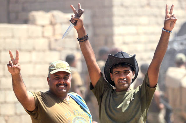 Iraqi forces flash the victory sign as they advance towards Al Ayadiya area, north of Tal Afar, during the ongoing battle to oust the last pockets of the Daesh group from the area on Wednesday (AFP photo)