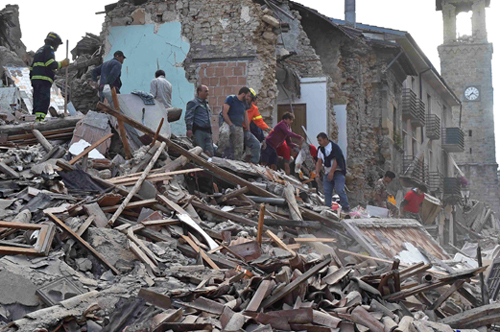 Rescuers work at a collapsed building following an earthquake in Amatrice, central Italy, on Wednesday (Reuters photo)