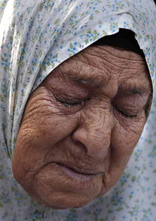 Palestinian Fahamiya Shamasneh, 75, cries as Israeli forces evict her from her family home, in which they lived for over half a century, in the Arab neighbourhood of Sheikh Jarrah in East Jerusalem, on Tuesday, making way for Israelis deemed the legal occupants (AFP photo)