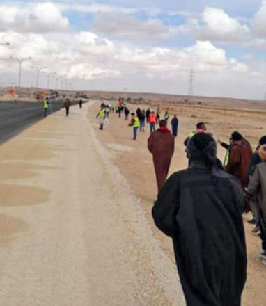 A group of jobseekers  seen coming on foot from Aqaba to Amman (Photo courtesy of Al Rai newspaper)
