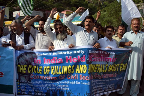 Pakistani and Kashmiri activists protest against the violence in Indian-administered Kashmir in Muzaffarabad, the capital of Pakistan-administered Kashmir, on Sunday (AFP photo)