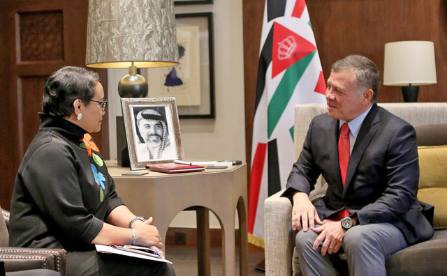 His Majesty King Abdullah meets with Indonesian Foreign Minister Ritno Marsudi on Wednesday (Photo courtesy of Royal Court)