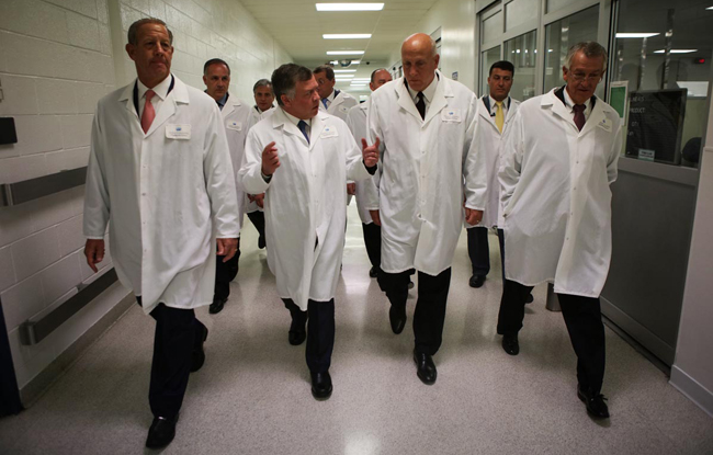 His Majesty King Abdullah tours a pharmaceutical plant affiliated with Hikma Pharmaceuticals in New Jersey on Thursday (Photo courtesy of Royal Court)