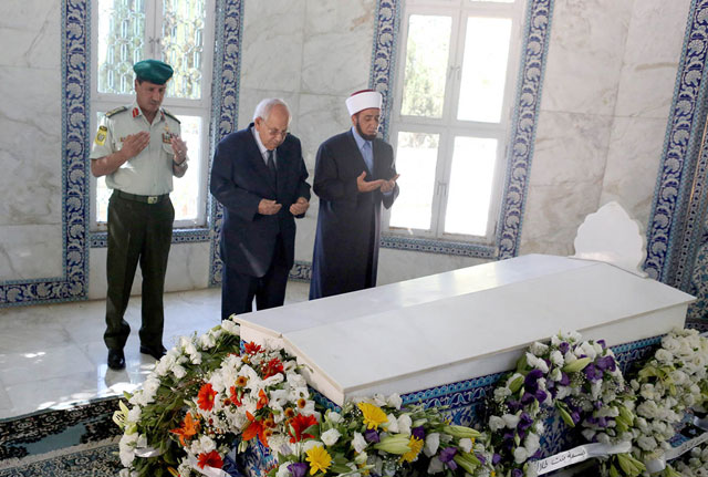 HRH Prince Raad visits the tomb of the late King Talal on his 46th death anniversary on Thursday (Petra photo)