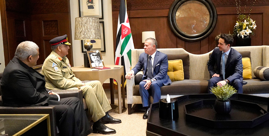 His Majesty King Abdullah receives Chief of the Pakistan Armed Forces Staff General Qamar Javed Bajwa at Al Husseiniya Palace on Tuesday  (Photo courtesy of Royal Court)
