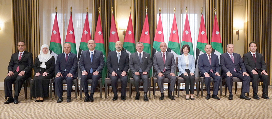 His Majesty King Abdullah poses for a group photo with Prime Minister Omar Razzaz and new Cabinet members who took oath of office on Thursday (Photo courtesy of Royal Court)