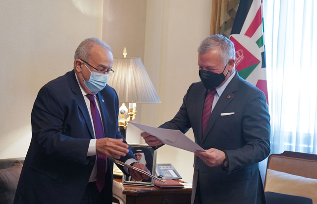His Majesty King Abdullah receives a letter from Algerian President Abdelmadjid Tebboune, delivered by Foreign Minister Ramtane Lamamra, on Sunday (Photo courtesy of Royal Court)