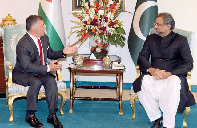 His Majesty King Abdullah holds talks with Pakistani Prime Minister Shahid Khaqan Abbasi in Islamabad on Thursday (Photo courtesy of Royal Court)