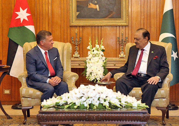 His Majesty King Abdullah meets with Pakistani President Mamnoon Hussain in Islamabad on Friday  (Photo courtesy of Royal Court)
