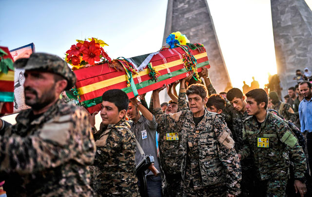 A photo taken on Saturday in the Kurdish town of Kobani in northern Syria shows members of the Kurdish People's Protection Units mourning as they carry the coffin of a Kurdish fighter, who was killed in clashes against the Daesh group fighters in the city of Deir Ezzor, during his funeral (AFP photo)