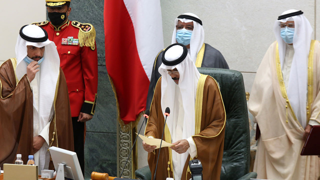 Sheikh Nawaf Al Ahmad Al Sabah (centre) reads a statement after being sworn in as Kuwait´s new emir at the National Assembly in Kuwait city, as Parilament Speaker Marzouq Al Ghanem (left) looks on, on Wednesday (AFP photo)