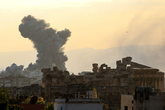 Smoke rises from the site of an Israeli airstrike that targeted an area on the outskirts of the eastern Lebanese city of Baalbeck in the Bekaa valley on October 31, 2024. In the foreground the ancient Roman ruins with the Temple of Bacchus can be seen (AFP photo)