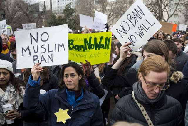 Demonstrators gather in Lafayette Square on Sunday in Washington, DC. Protesters in Washington and around the country gathered to protest President Donald Trump's executive order barring the citizens of Muslim-majority countries Iraq, Syria, Iran, Sudan, Libya, Somalia and Yemen from travelling to the United States (AFP photo)