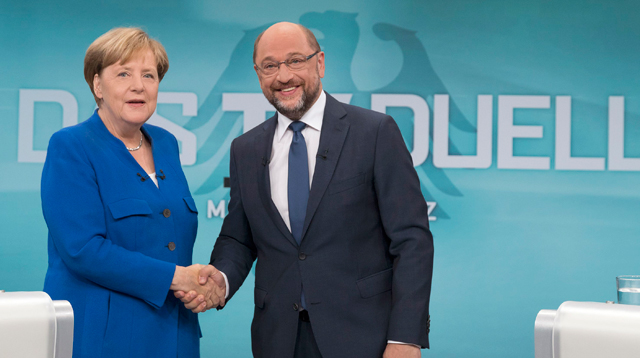 This handout photo made available by German public TV broadcaster WDR shows Martin Schulz, leader of Germany's social democratic SPD Party and candidate for chancellor (right) and German Chancellor Angela Merkel shaking hands ahead a televised debate in a television studio in Berlin on Sunday (AFP photo)