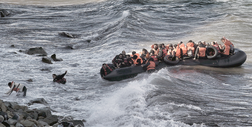 Migrants try to reach the shore of Lesbos in rough seas, October 30, 2015, after crossing the Aegean Sea from Turkey  (AFP photo)