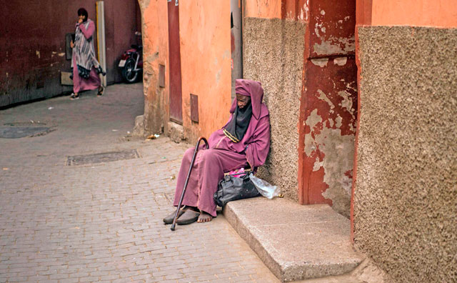 A woman sits on the side of the road next to a doorway in the ‘Mellah’ Jewish quarter of the Medina in Marrakesh on October 13. The once teeming Jewish area of Moroccan tourist gem, Marrakesh is seeing its fortunes revived as visitors including many from Israel flock to experience its unique culture and history (AFP photo)