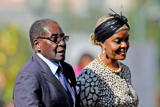 This file photo taken on May 24, 2014, shows Zimbabwean President Robert Mugabe (left) arriving with his wife Grace for the inauguration ceremony of South African president at the Union Buildings in Pretoria (AFP photo)