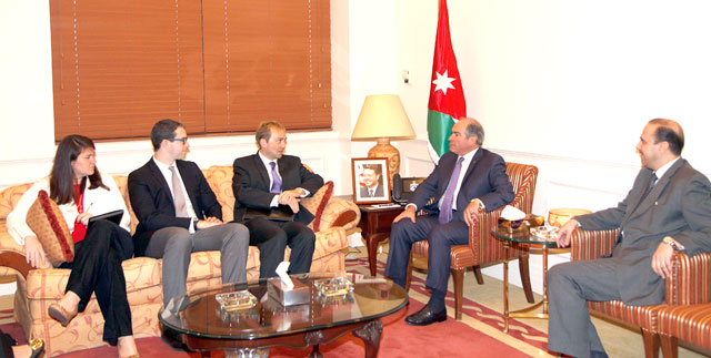 Prime Minister Hani Mulki meets with a US Congress delegation in Amman, on Monday  (Petra photo)