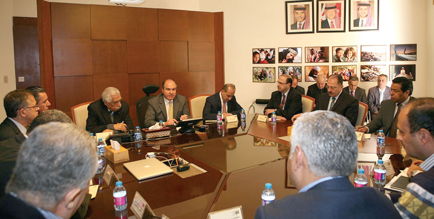 Prime Minister Hani Mulki meets with Greater Amman Municipality officials at its headquarters on Sunday (Petra photo)