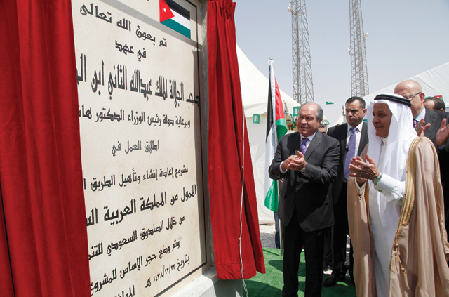Prime Minister Hani Mulki inaugurates the revamping project of the Desert Road, along with Saudi Development Fund Deputy Chairman Yousef Bin Ibrahim Al Bassam on Thursday  (Petra photo)