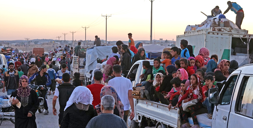 Syrians wait at the border areas near Jordan after they fled from the ongoing military operations by the Assad regime and its allies in Syria’s Daraa on Saturday (Anadolu Agency photo)