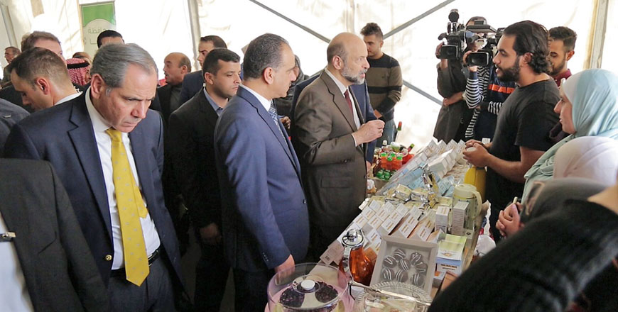 Prime Minister Omar Razzaz inaugurates the 19th National Olives Festival at Al Hussein Park on Wednesday (Petra photo)