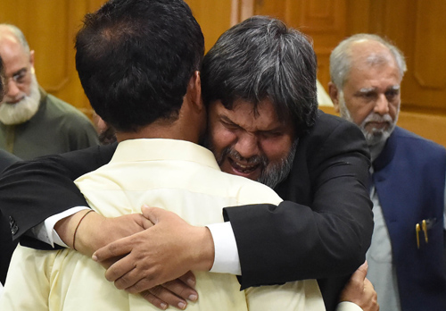 A Pakistani lawyer reacts following the death of his colleagues in the suicide bombing at the Civil Hospital in Quetta on Wednesday (AFP photo)