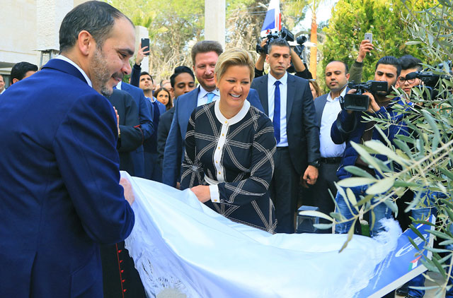 First Lady of Panama Lorena Castillo García unveils a plaque at the new Panamanian embassy in Amman on Monday (Petra photo)