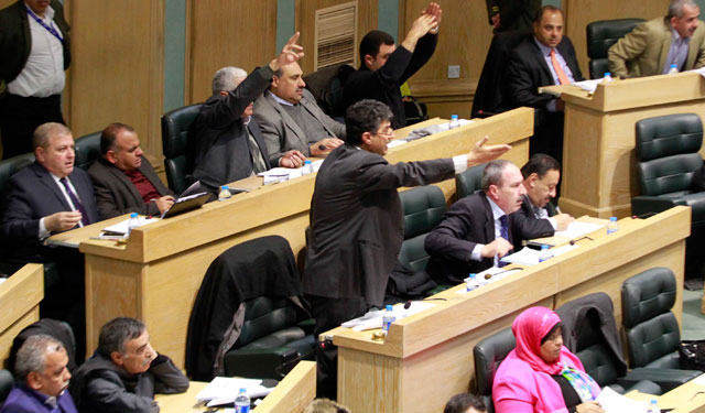 Lawmakers debate the elections bill on Monday (Photo by Osama Aqarbeh)