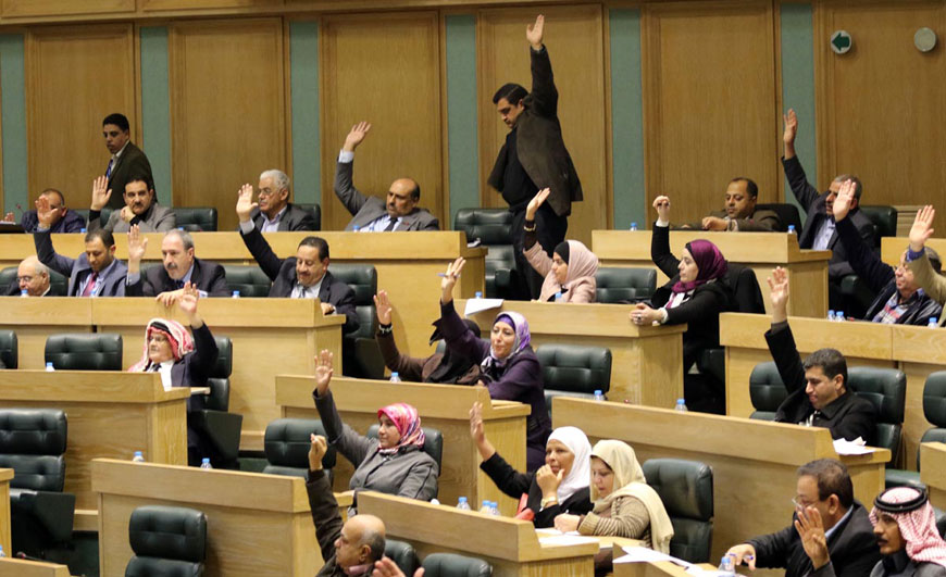 Lawmakers vote for the 2015 elections bill on Tuesday (Petra photo)