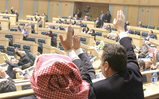 MPs vote on the budget draft law on Sunday (Photo by Hassan Tamimi)