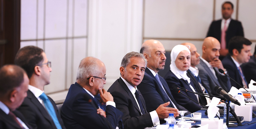 Prime Minister Jafar Hassan addresses a gathering of investors and business leaders during a discussion hosted by the Jordan Strategy Forum (Petra photo)