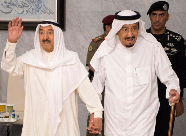 Saudi King Salman Bin Abdulaziz Al Saud (right) and Kuwaiti Emir Sheikh Sabah Al Ahmad Al Sabah arrive for a meeting in the Red Sea city of Jeddah (AFP photo)