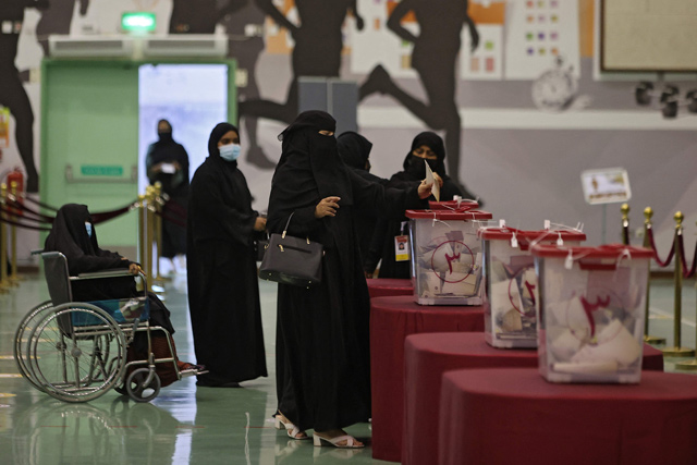 A Qatari woman casts her ballot at a polling station in the northern coastal city of Fuwayrit, about 50 kms north of the capital Doha, during the country's first ever legislative elections, on Saturday (AFP photo)