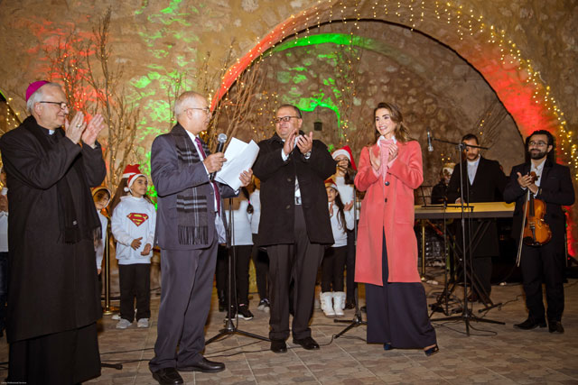 Her Majesty Queen Rania on Sunday joins residents of Fuheis for the lighting of the Christmas tree at Al Qanater Ampitheatre (Photo courtesy of Royal Court)