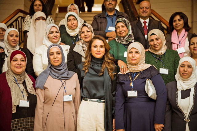 Her Majesty Queen Rania poses for a group photo with school principals and teachers at the Royal Health Awareness Society’s Capacity Building Open Day on Sunday (Photo courtesy of Royal Court)