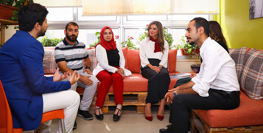 Her Majesty Queen Rania meets the members of the non-profit organisation ‘Leaders of Tomorrow’ on Tuesday (Photo courtesy of the Royal Court)