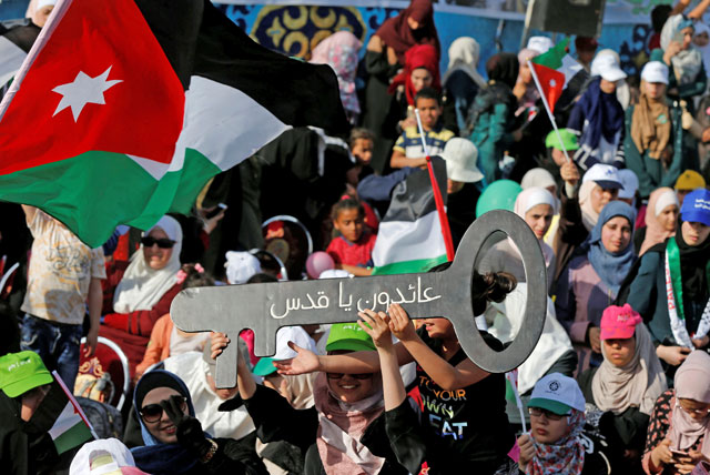 Jordanians hold a key symbolising the refugees’ right to return, during a rally to mark the 70th anniversary of Nakba in the Jordan Valley, Sweimeh, on Friday. The key reads, ‘We will return to Jerusalem’ (Reuters photo)