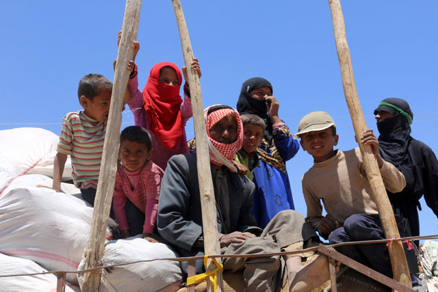 Syrians, who fled the Daesh group stronghold of Raqqa, in an area near the village of Balaban, south of Jarablus, on Wednesday (AFP photo)