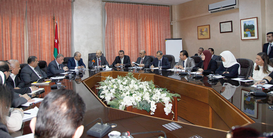 Prime Minister Omar Razzaz meets wiht Education Minister Azmi Mahafzah and members of the ministry’s central planning committee at the Education Ministry on Wednesday (Petra photo)