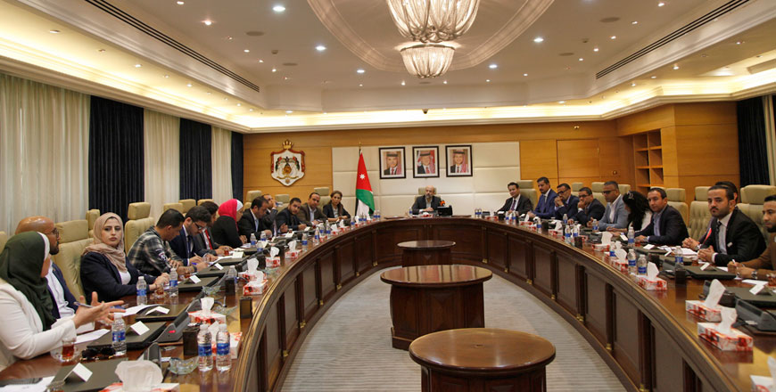 Prime Minister Omar Razzaz meets with young people in Amman on Thursday (Petra photo)