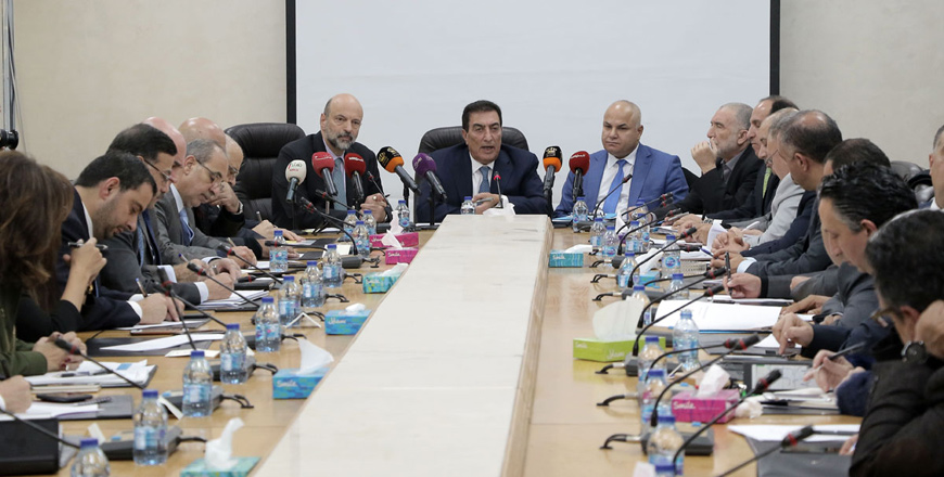 Lower House Speaker Atef Tarawneh (centre) meets with Prime Minister Omar Razzaz and the financial committee on Thursday  (Petra photo)